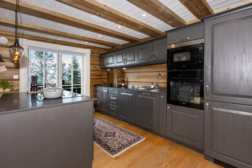 Plassbygd, solid kjøkken i heltre - og praktiske overflater som er lette å renholde.