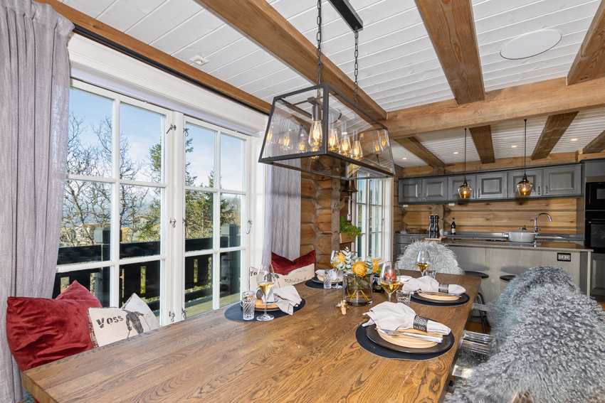 Spisebord ved kjøkkenet - lys, innbydende og sosial løsning mellom spisebord og kjøkken.