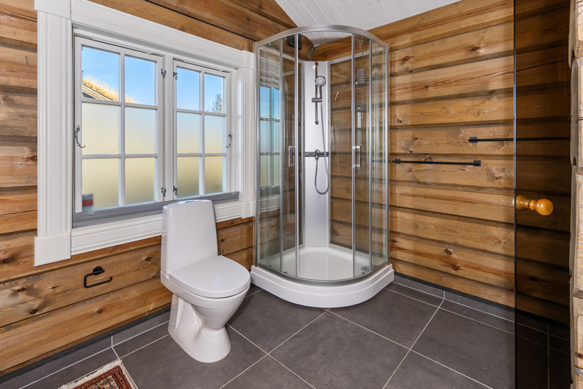 Bad har flis m/varmekabler, wc, servant i seksjon og dusjkabinett. 