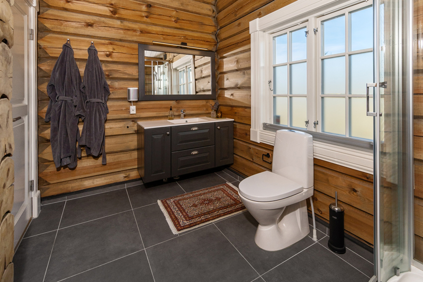 Bad 1. etg. Flis m/varmekabler, wc, servant i seksjon og dusjkabinett. 