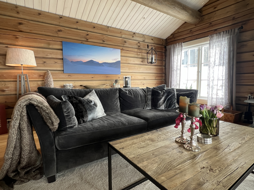 Stuen 1. etg. Her er det god takhøyde. Dette sørger for en deilig romfølelse