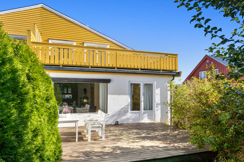 Koselig vestvendt terrasse med utgang fra stue