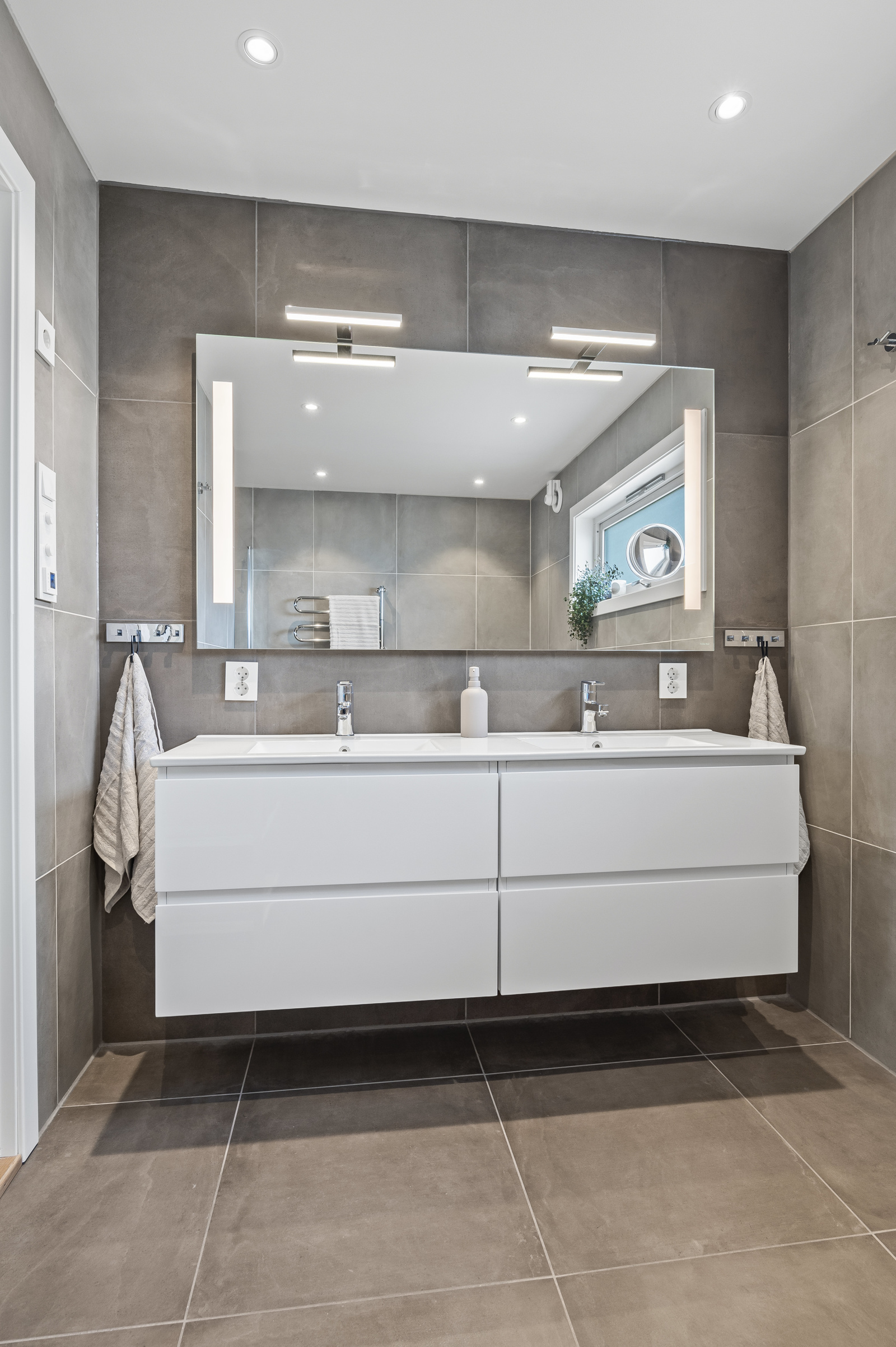 Badet i 2. etasje med pen servant i seksjon