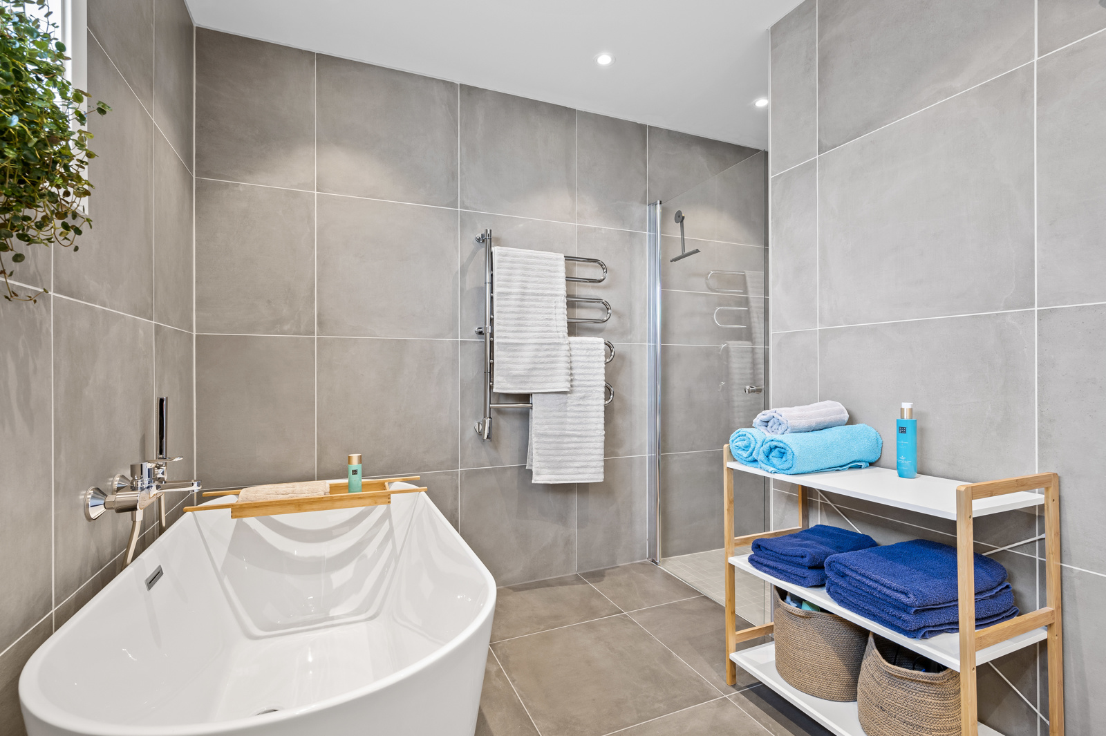 Badet i 2. etasje har badekar og dusj. Oppusset og moderne. Elektrisk håndklevarmer