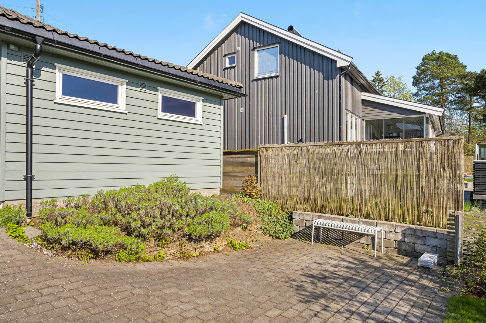 Uteområdene er pent opparbeidet og fremstår velstelt og pent