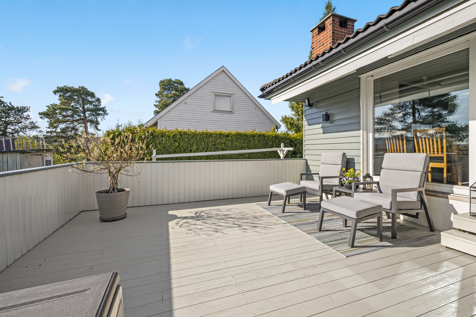 Fra spiseplassen ved kjøkkenet har man utgang til verandaen 