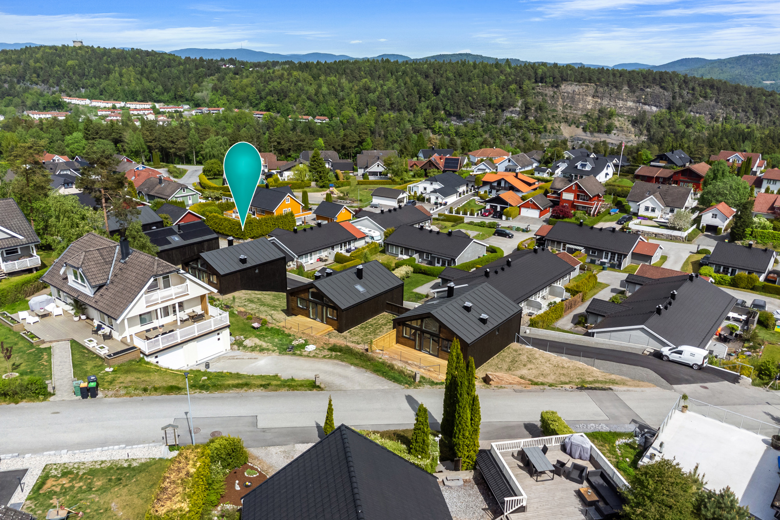 Brattås er et etablert boligområde i Porsgrunn. Med kort veg til det meste og enkel adkomst til E18 for pendlere. 