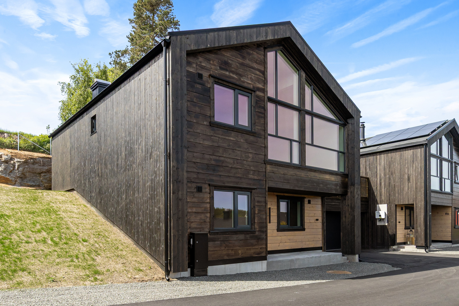 Stilren fasade med gode variasjoner i materialer og farger. 