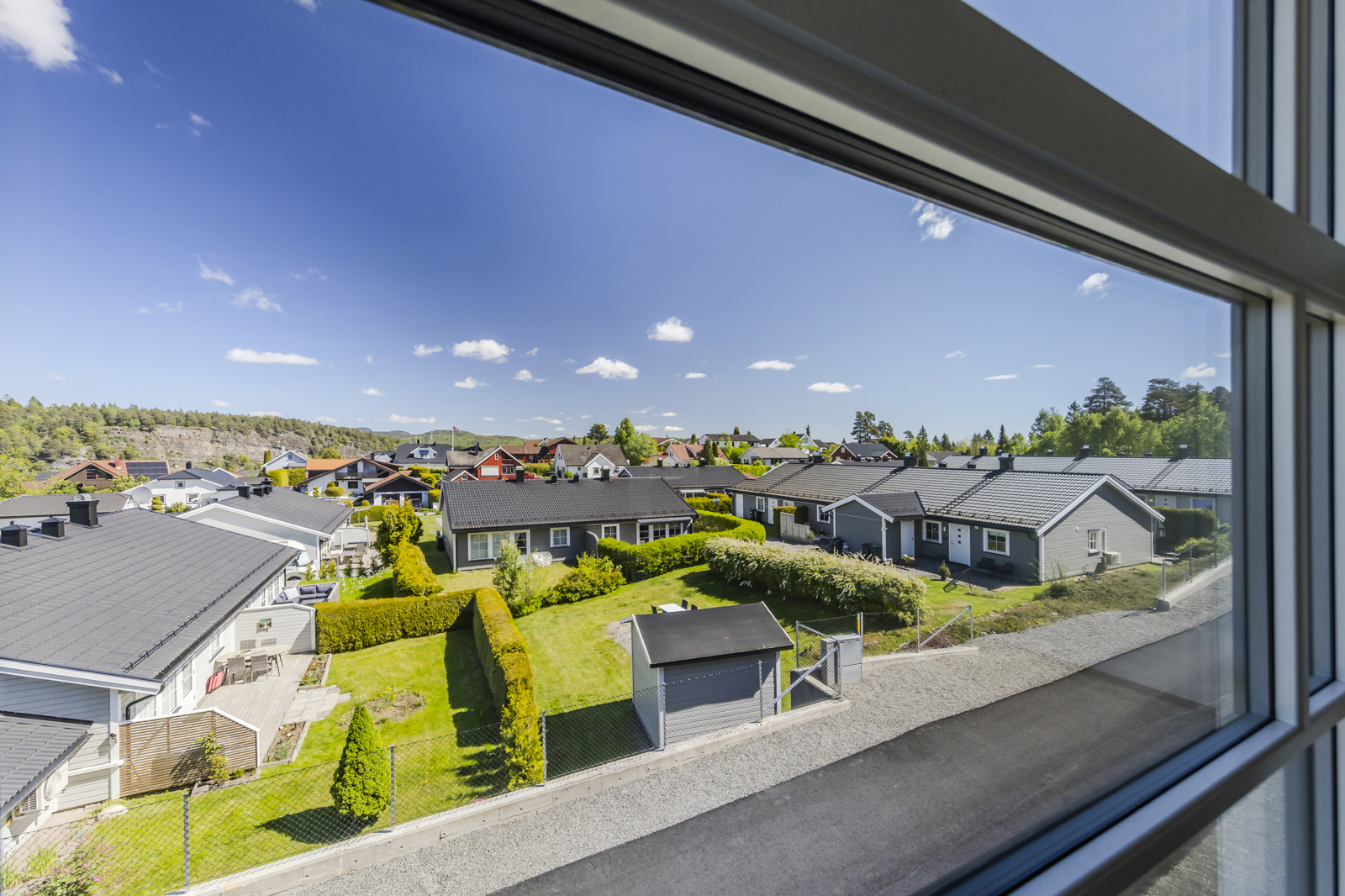 Utsikt fra stuen ut over Brattås. 