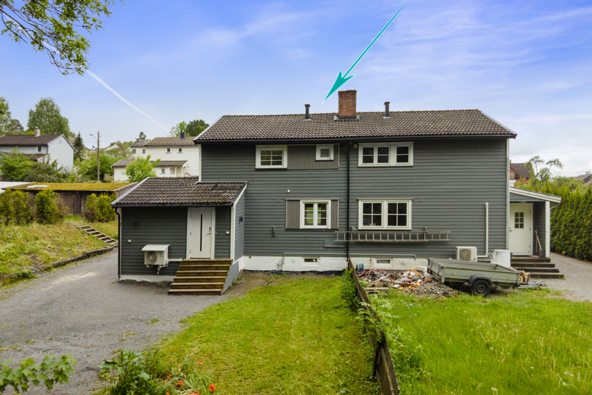 Gårdsplass som er gruset. Det er også noe tilsådd på denne siden av huset. 
