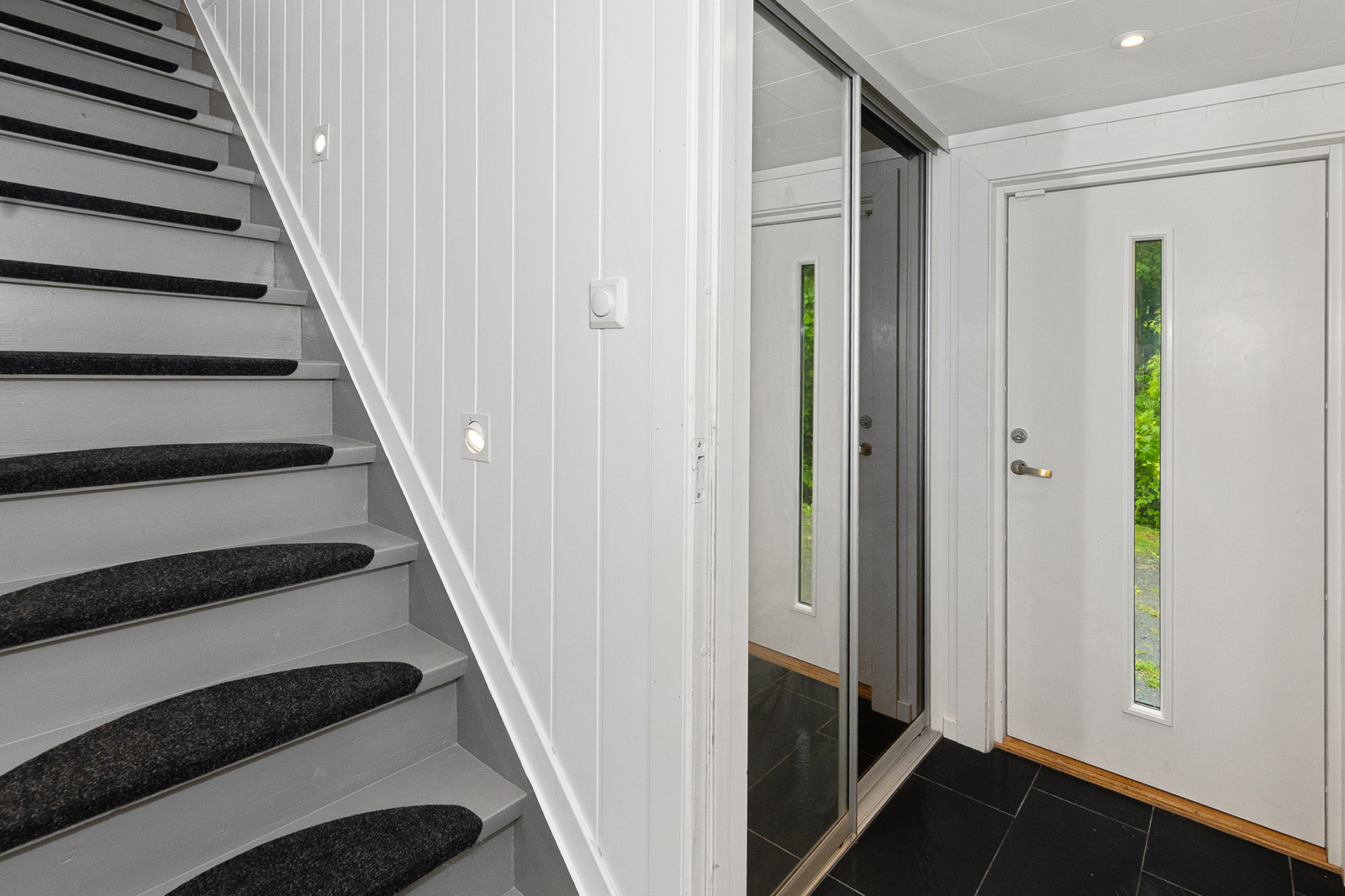 Gang med flis og varmekabel. God skyvedørsgarderobe med speildører. 