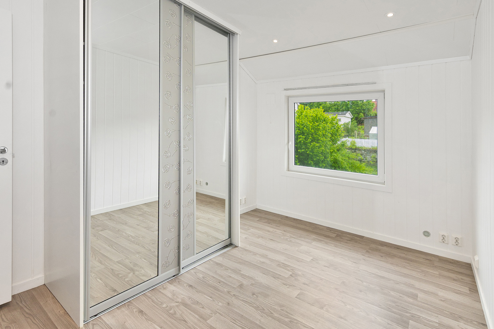 Soverom 2 med skyvedørsgarderobe. 