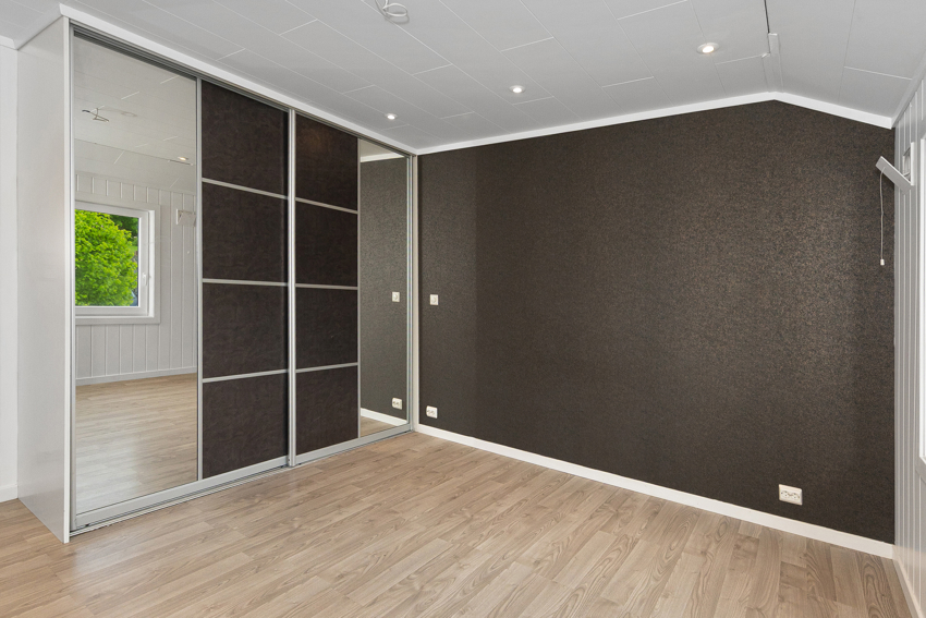 Garderobe på hovedsoverom. 
