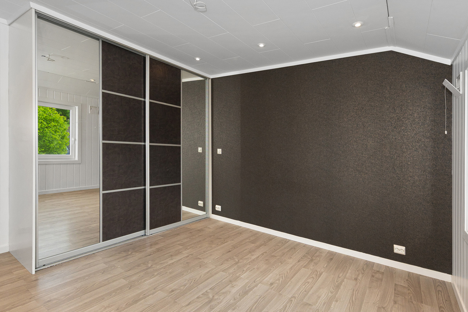 Garderobe på hovedsoverom. 