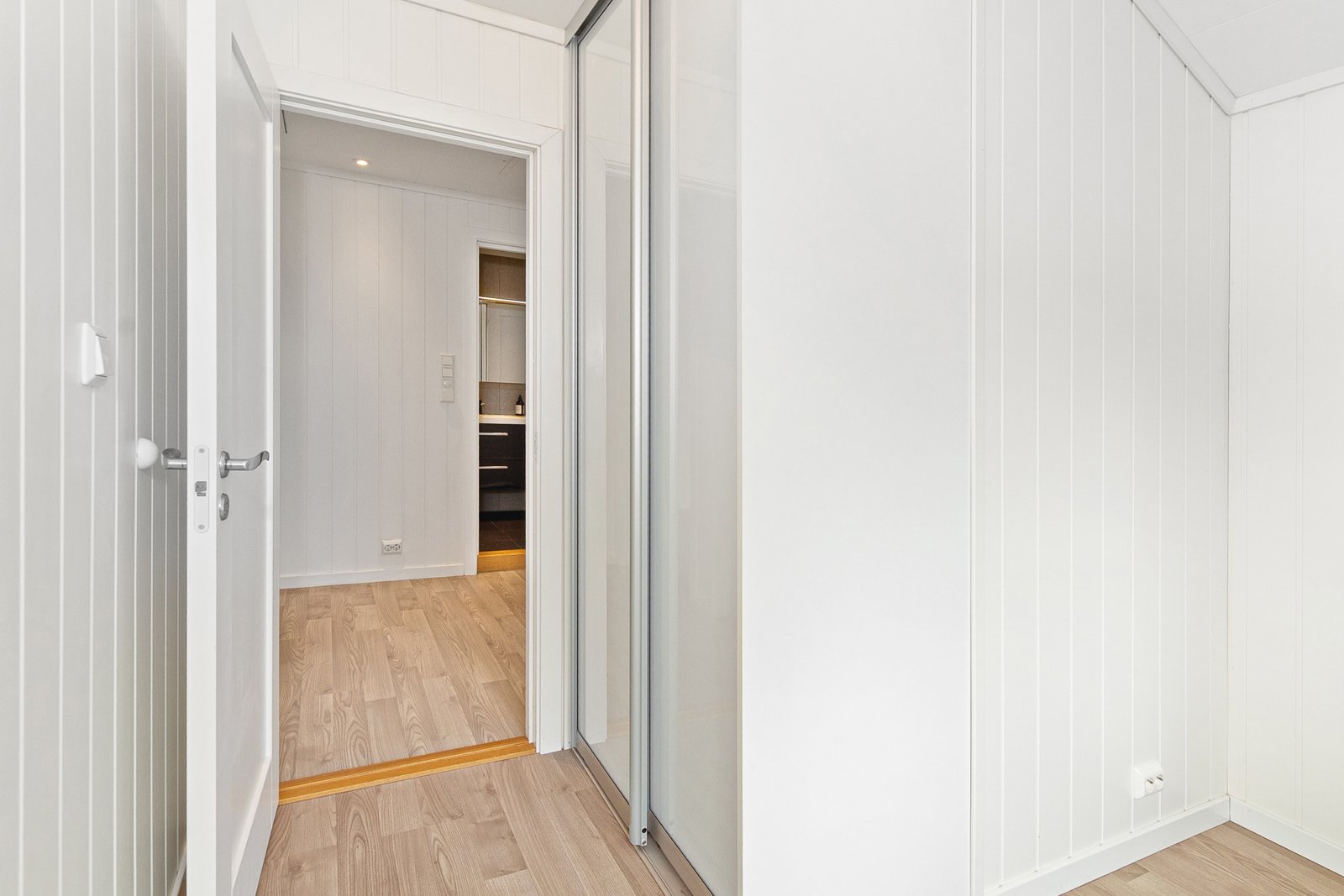 Soverom 1 med garderobe.