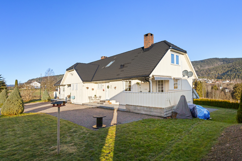 Direkte utgang til solrik sydvest terrasse for utleieleiligheten. 