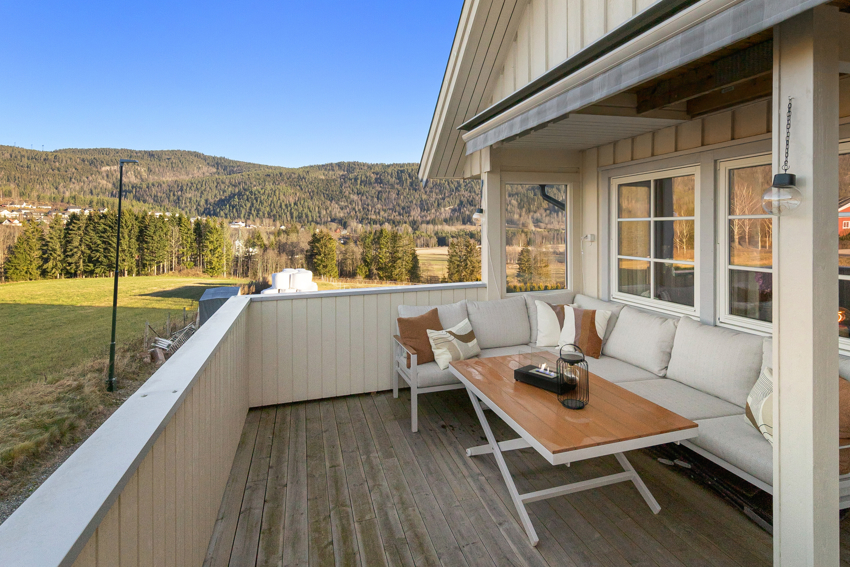 Stor terrasse med jacuzzi og direkte utgang fra stuen i hoveddelen 