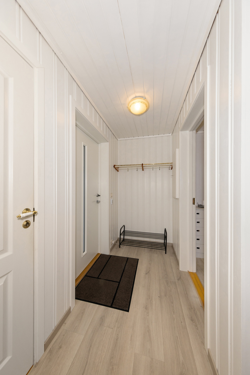 Hovedinngangen i første etasje har en romslig entre. 