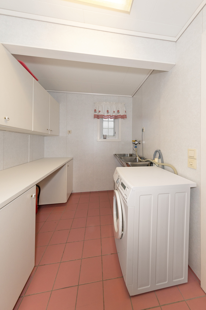 Vaskerommet i hoveddelen er velinnredet med opplegg for vaskemaskin og tørketrommel.