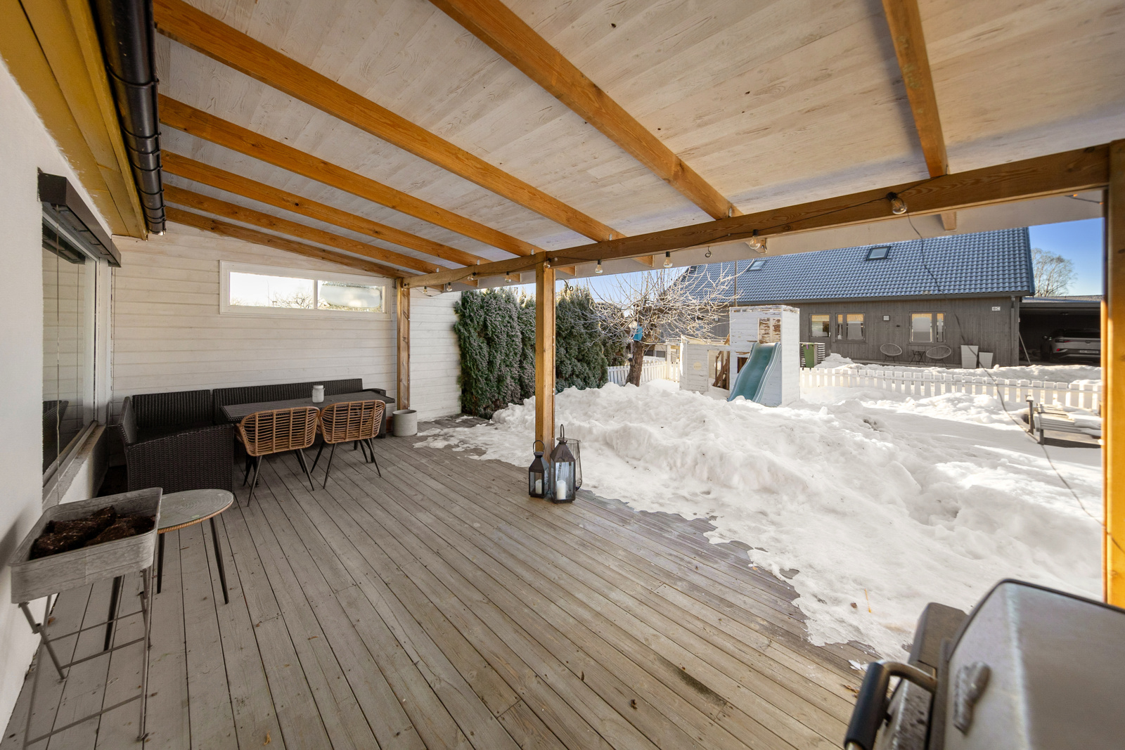En trivelig uteplass. Overbygd terrasse (bemerker at overbygg ikke er søkt godkjent hos kommunen)