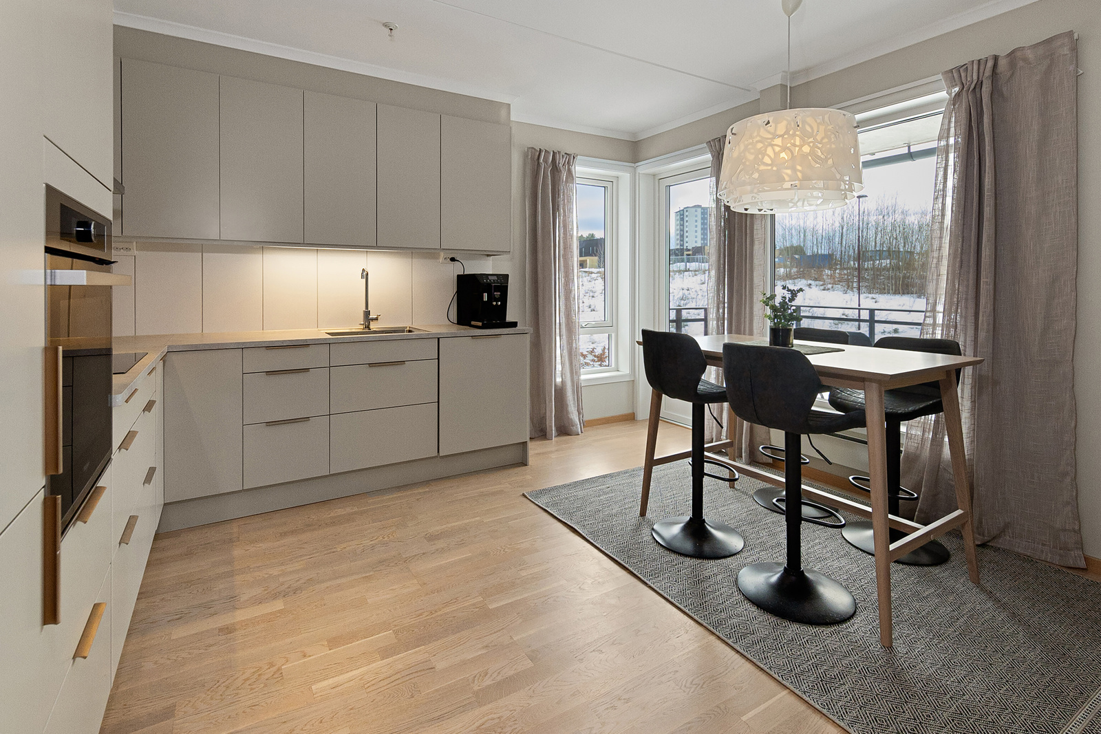Koselig plass for kjøkkenbord ved vinduet
