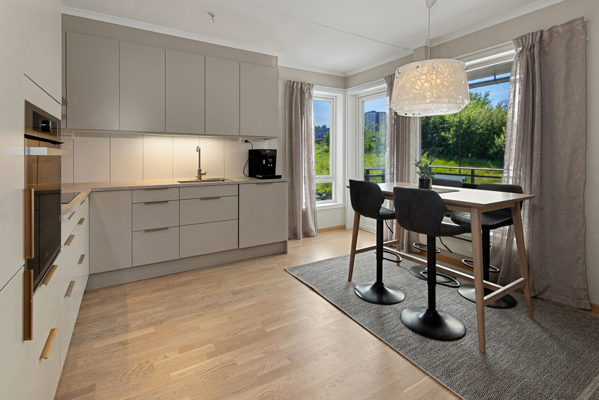 Koselig plass for kjøkkenbord ved vinduet