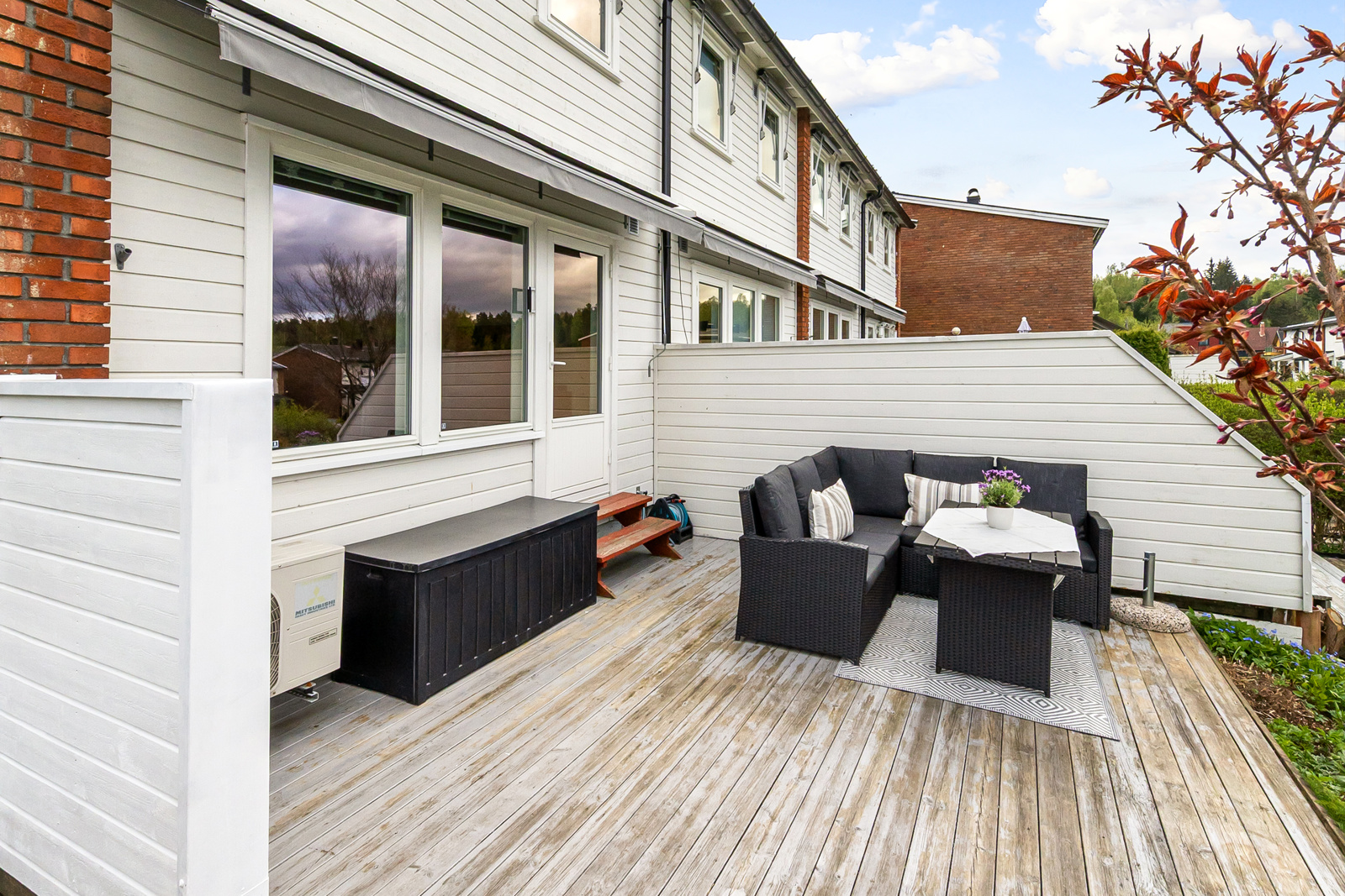 Usjenert og lun terrasse hvor solen kan nytes til sen kveld