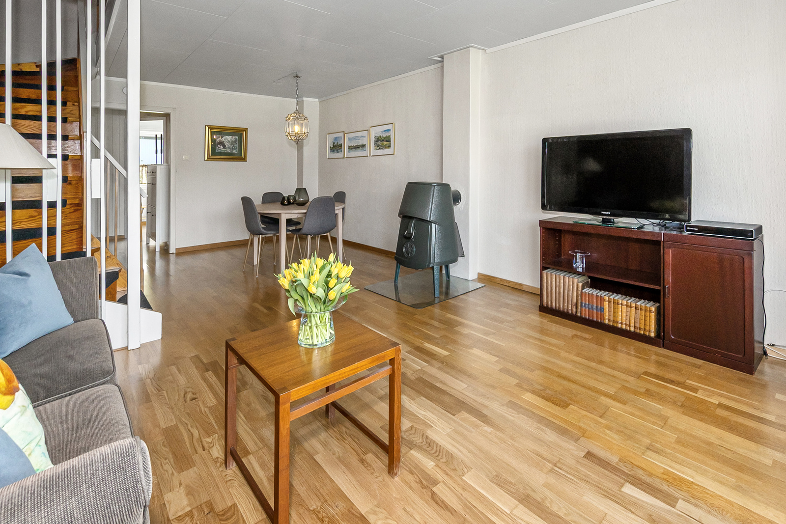 Stuen har vedovn. Her er det plass for både salong og spisestue