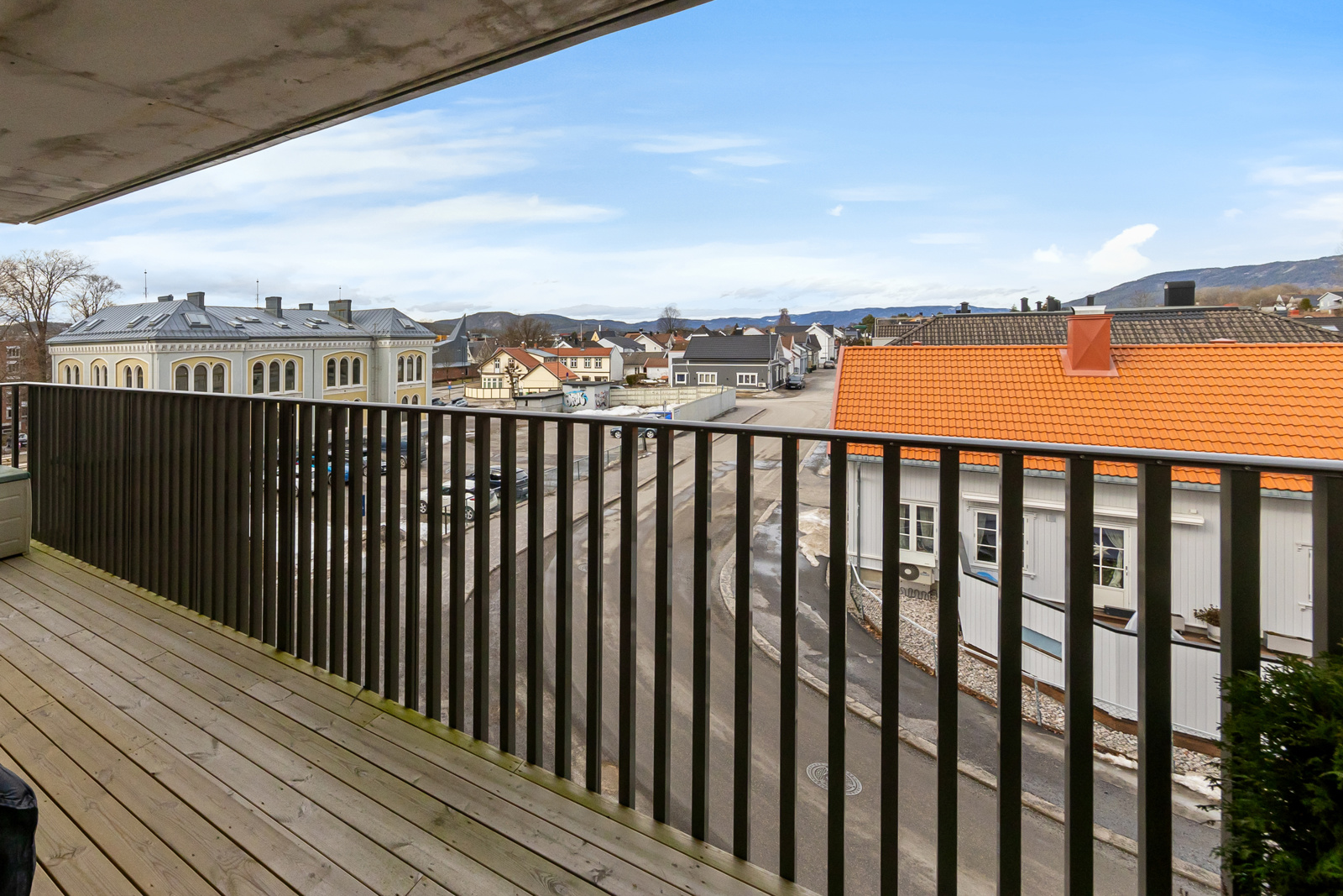 Ettermiddag-/kveldssol fra denne verandaen som har dør til kjøkkenet