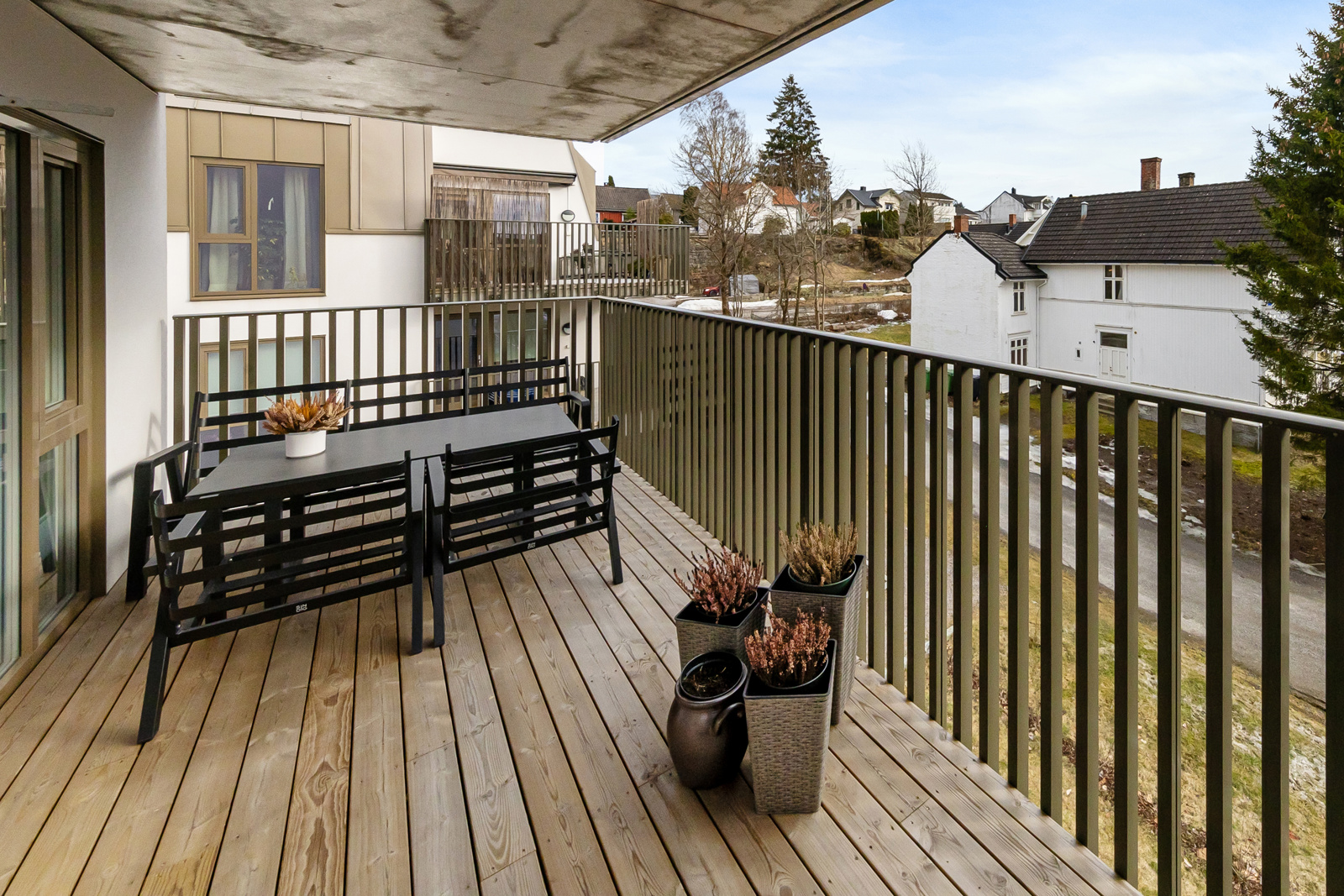 Verandaen vendt mot syd med sol på formiddag/dagtid 