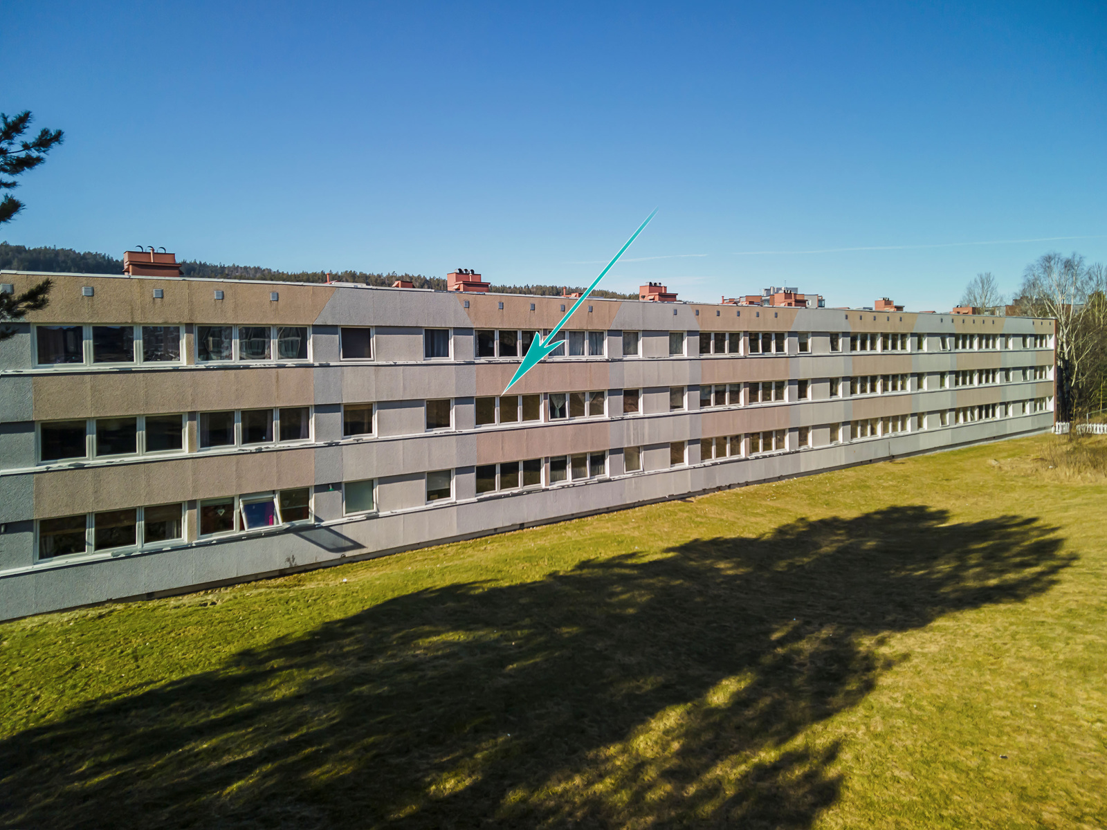 Kjøkkenvinduet og det ene soveromsvinduet vender mot felles grøntarealer