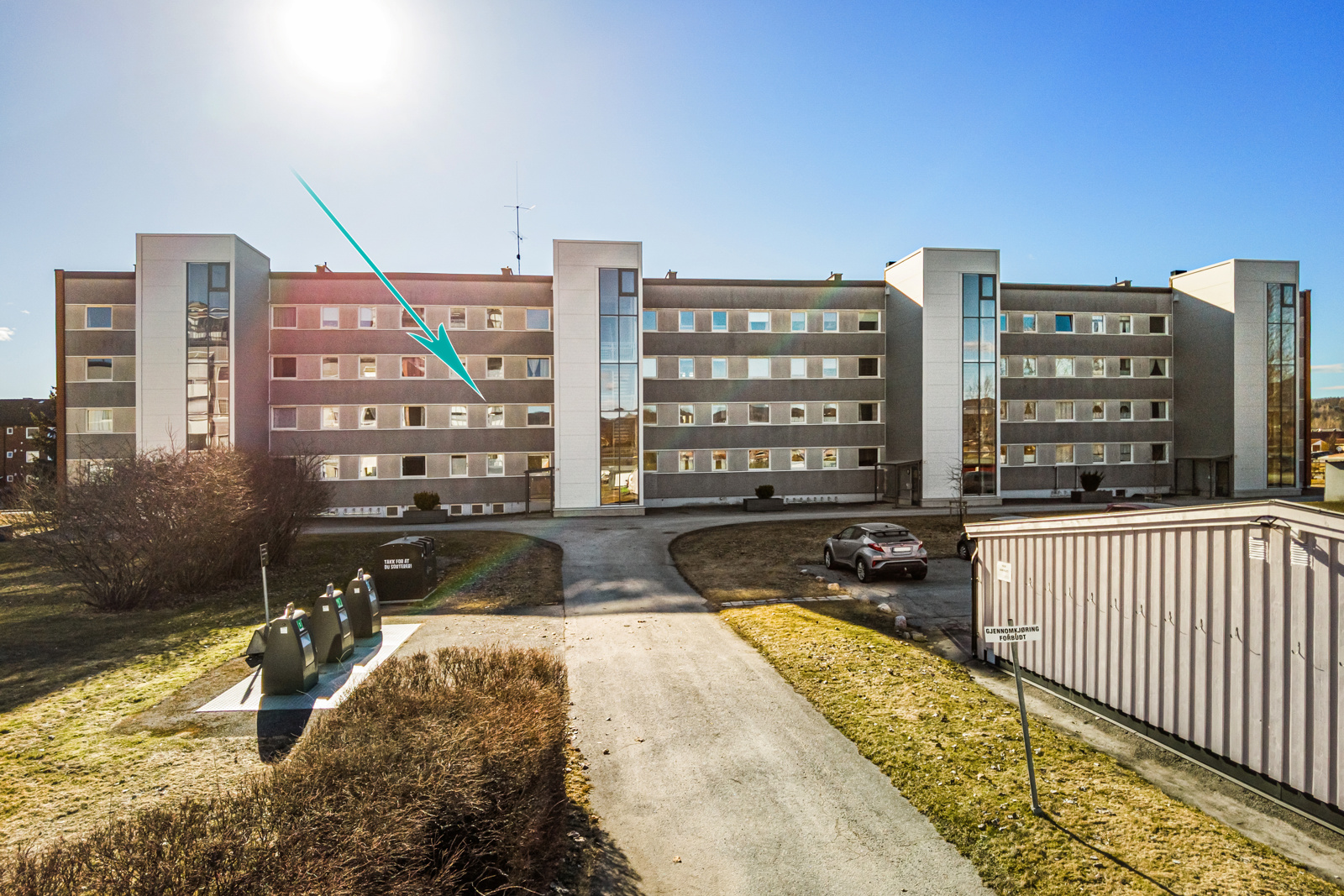 Fasade med parkering og garasjeanlegg