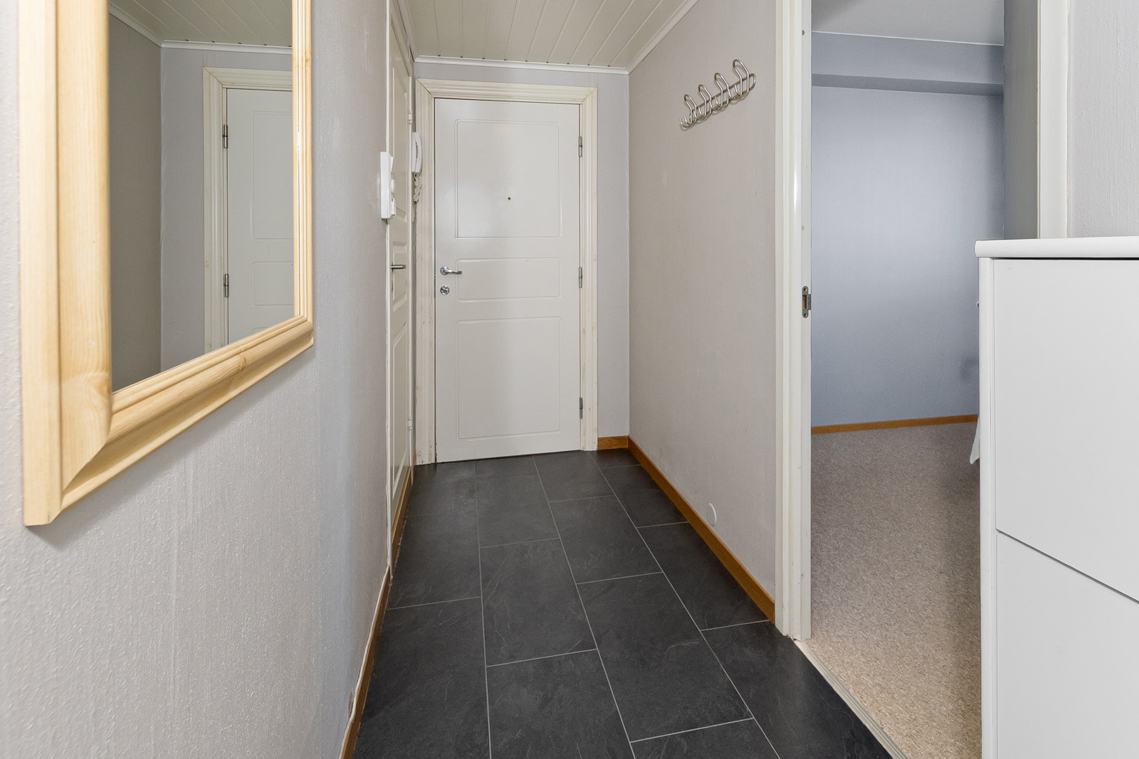 Entre med garderobe