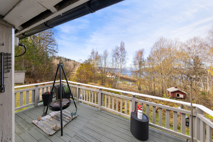 Fra hytta ser du ned til Norsjø. 