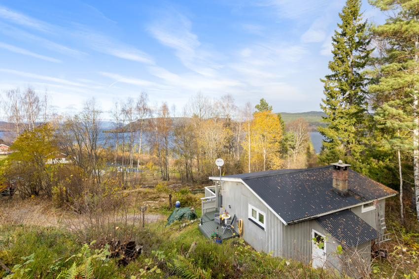 Privat veg inn til romslig gårdstun