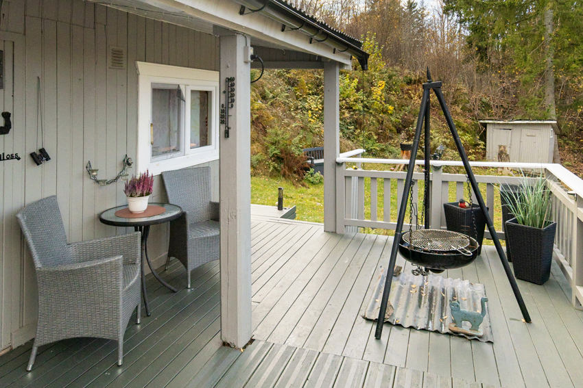 Innbydende og koselig grillplass rett utenfor