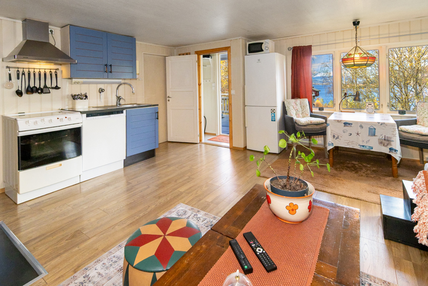 Vedovn med nydelig plassering midt i stuen, og den sees både fra sofa og spisestue. God varme på kalde dager eller en pinne eller to for kosens skyld