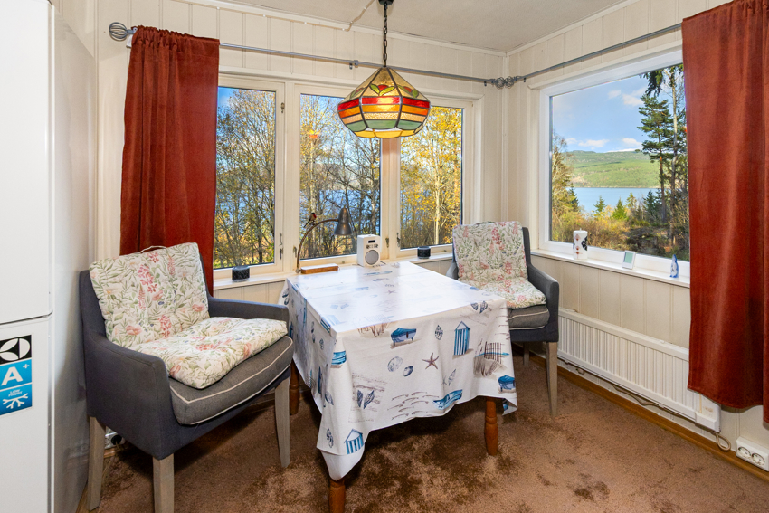 Spisestue i åpen kjøkkenløsnig. Her har man plass til familie og venner