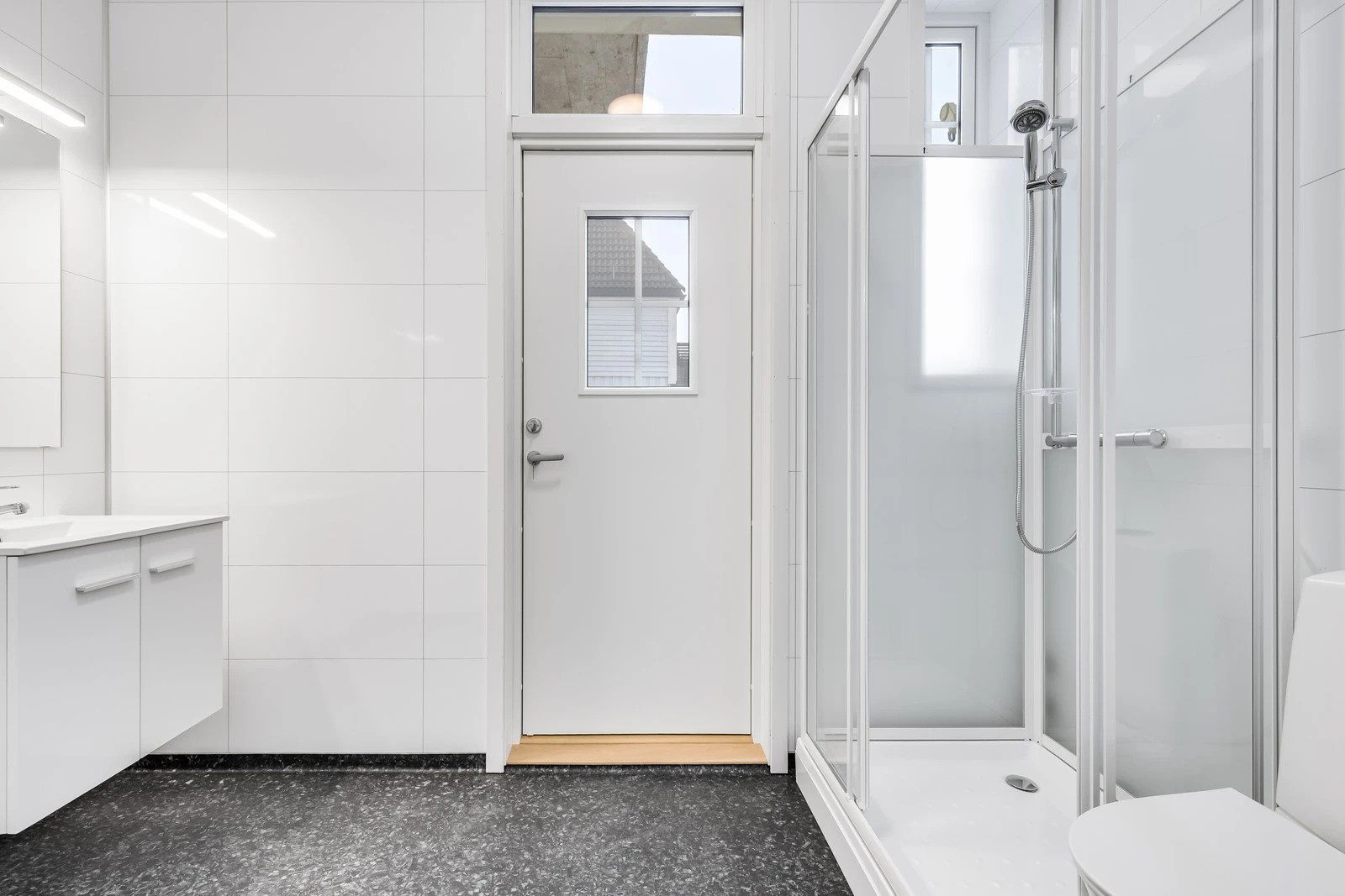 Badet er praktisk, romslig og tiltalende