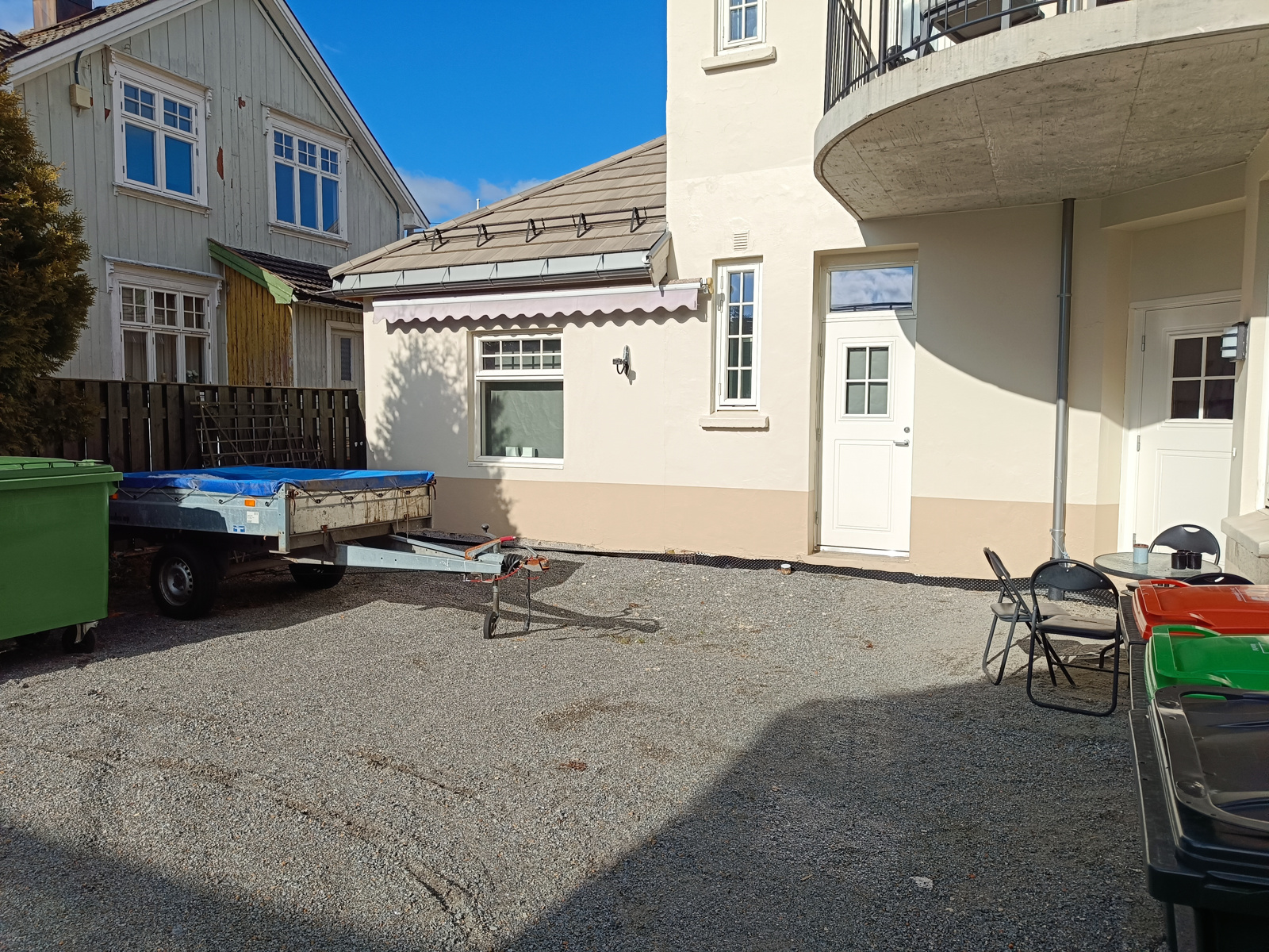 Leiligheten har 2 inn-/utganger. Denne går ut fra badet til fellesområde. 