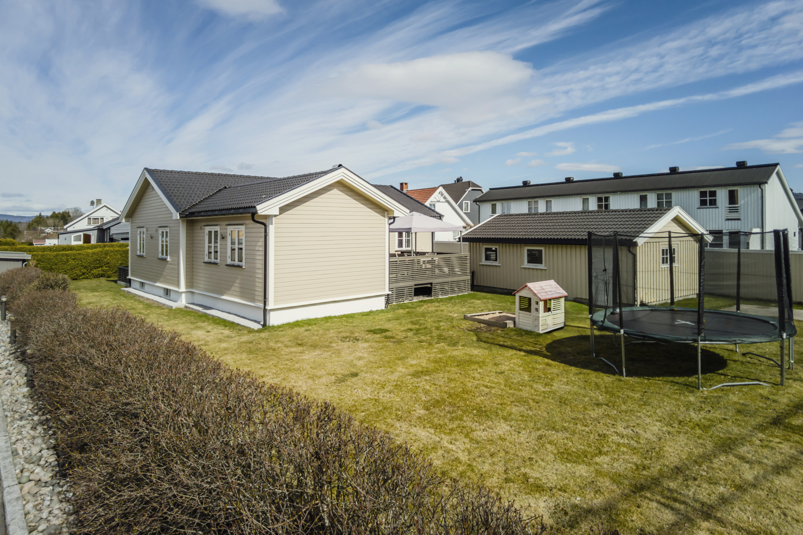 Flat opparbeidet romslig tomt. Utebod som vist var tidligere garasje. Nå er den innredet (ikke søkt godkjent i Skien kommune). 
