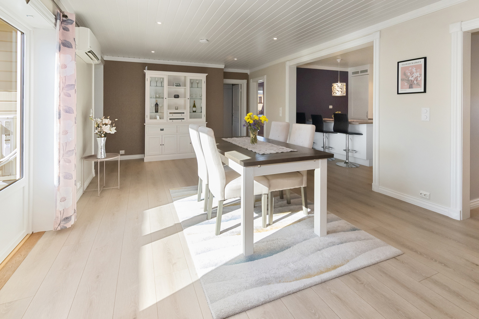 Stor og god spisestue med plass til mange gjester.