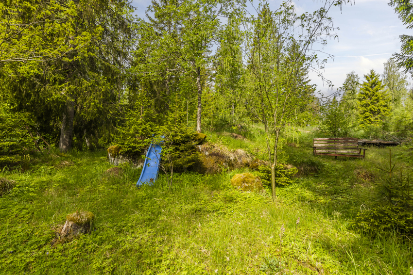 Det ligger endel eldre materialer, skrot og 