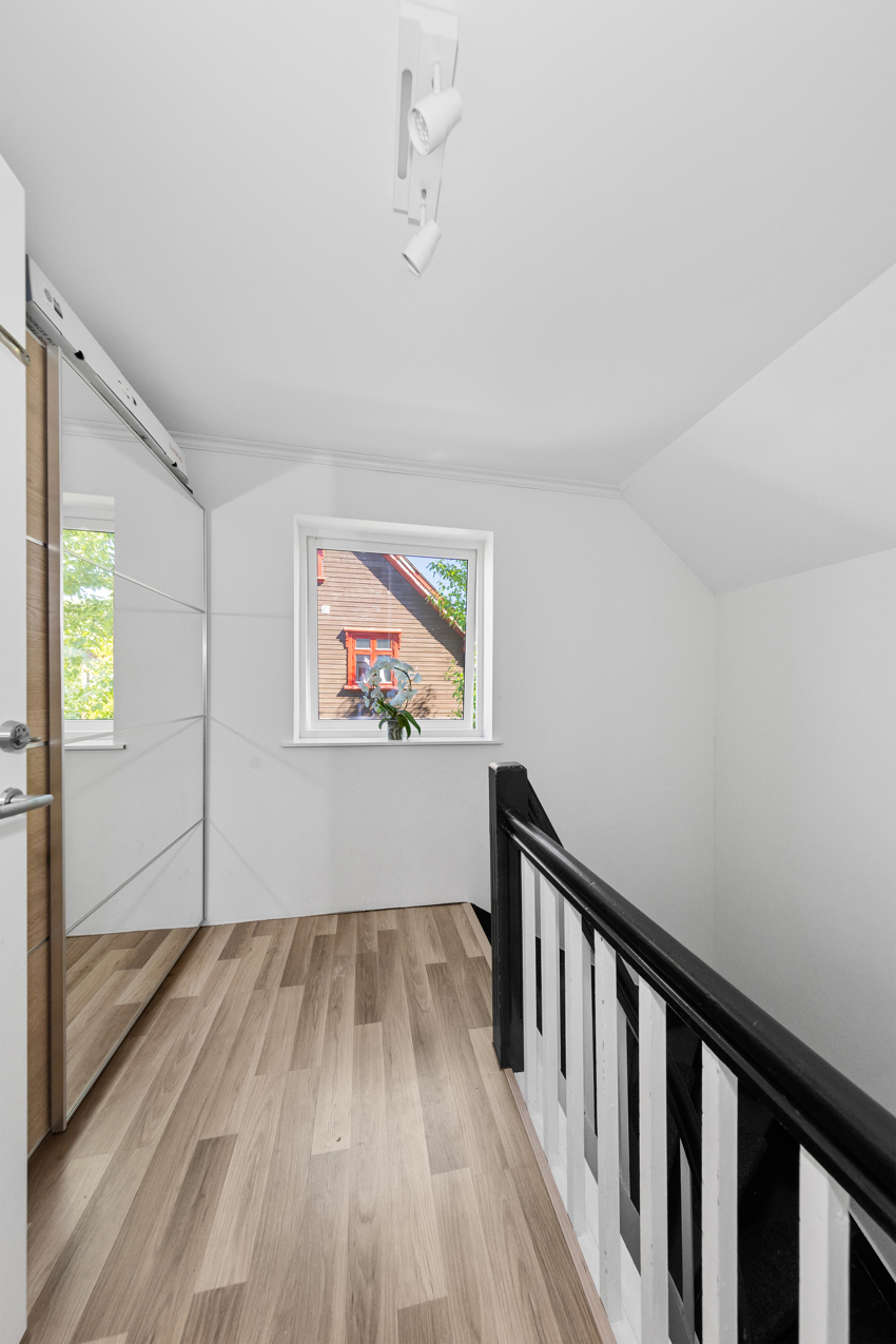 Gang oppe i 2. etasjen. Godt med lagring i skyvedørsgarderoben. 