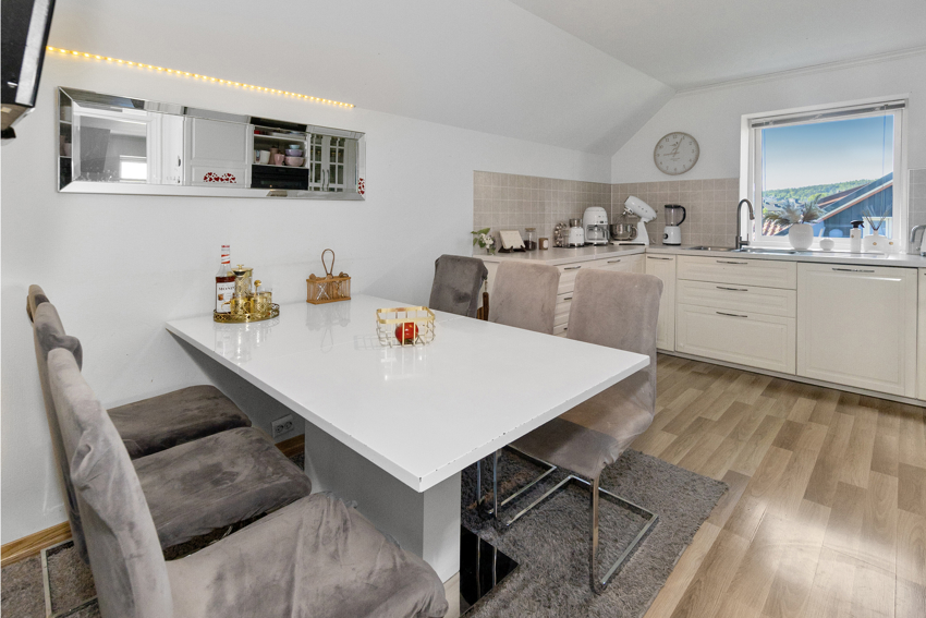 Kjøkken i 2. etasjen har godt med spiseplass.