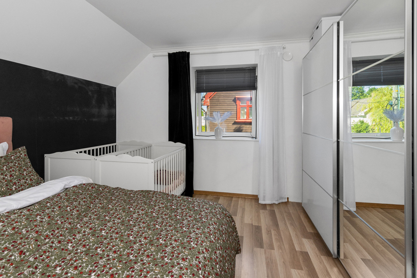 På hovedsoverommet er det satt inn en skyvedørsgarderobe. 