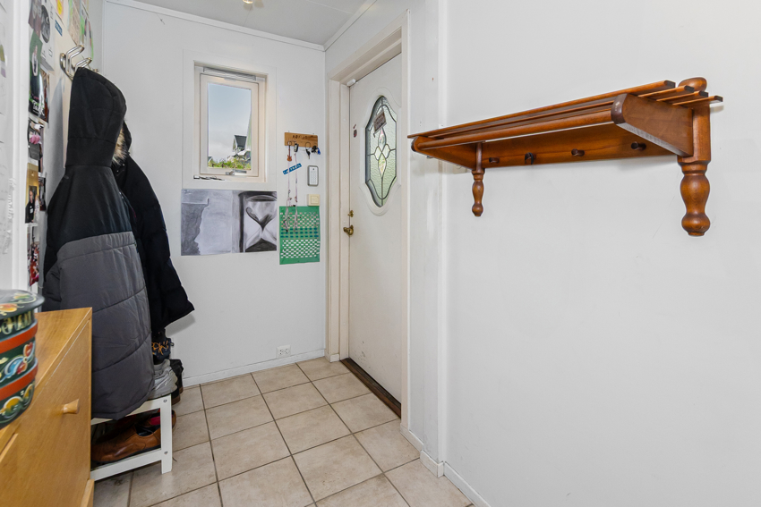 Velkommen inn! Gang av grei størrelse til sko og jakker.