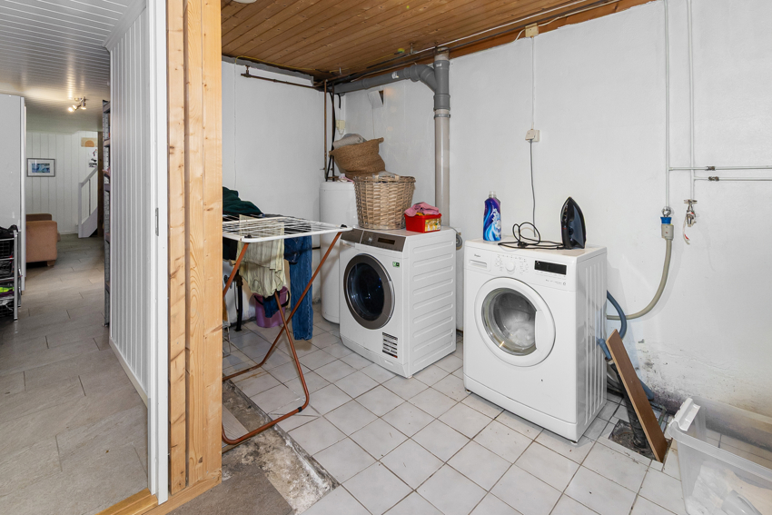 Vaskerom vegg i vegg med bad i underetasje, med plass til ønsket maskiner og tørkestativ, og VV bereder. (rommet er ikke bruksendret i Skien kommune).