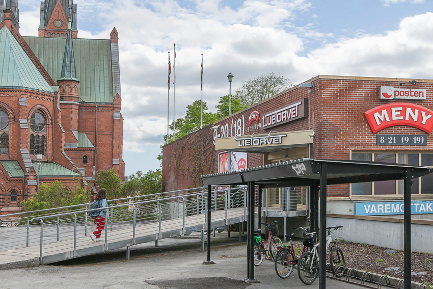 Gangavstand til Lietorvet hvor du finner det meste av butikker. 