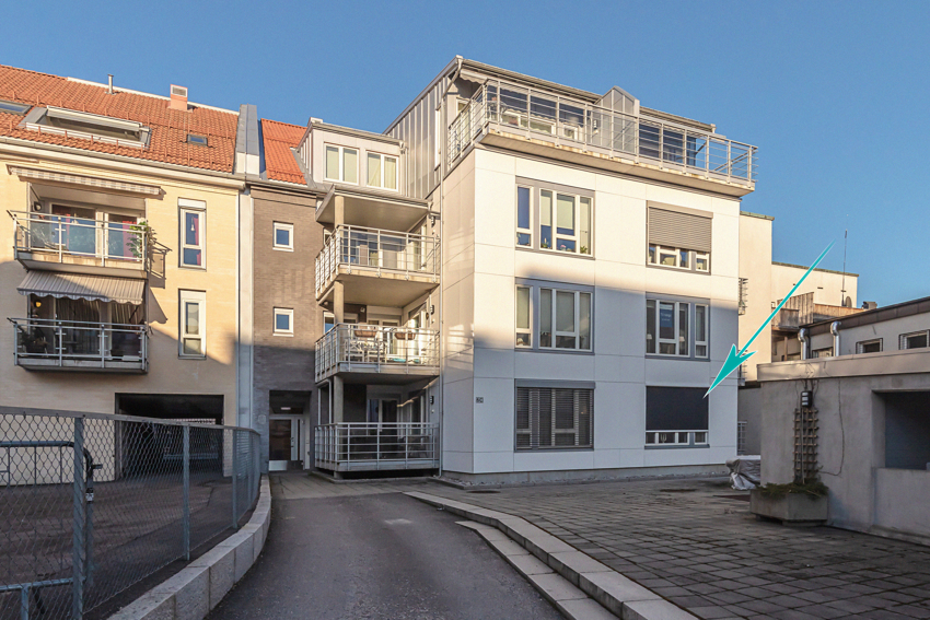 Fin asfaltert innnkomst til leiligheten.